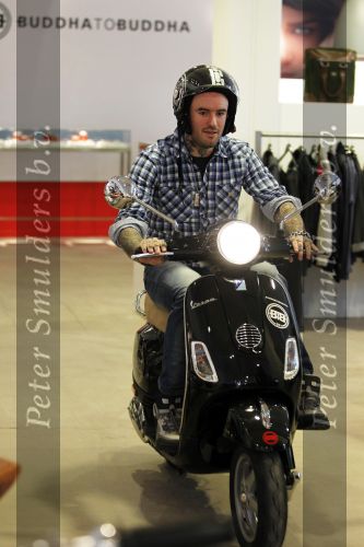 Amsterdam 17 februari 2011
Ben saunders krijgt zijn Vespa Buddha tot Buddha scooter.
Peter Smulders bv