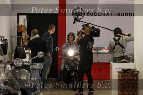 Amsterdam 17 februari 2011
Ben saunders krijgt zijn Vespa Buddha tot Buddha scooter.
Peter Smulders bv