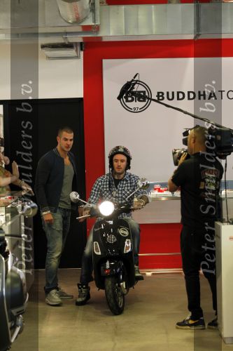 Amsterdam 17 februari 2011
Ben saunders krijgt zijn Vespa Buddha tot Buddha scooter.
Peter Smulders bv