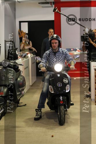 Amsterdam 17 februari 2011
Ben saunders krijgt zijn Vespa Buddha tot Buddha scooter.
Peter Smulders bv