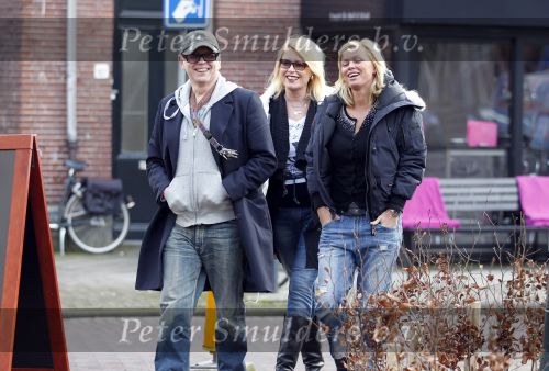 Amsterdam 15 februari 2011
Bridget Maasland met ouders op de cornelis schuytstraat.
Peter Smulders bv