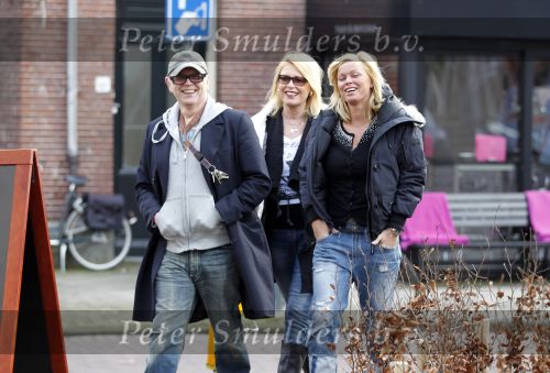 Amsterdam 15 februari 2011
Bridget Maasland met ouders op de cornelis schuytstraat.
Peter Smulders bv