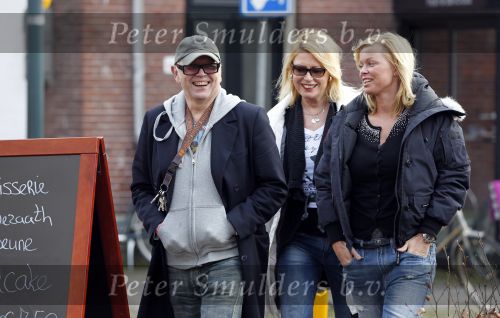 Amsterdam 15 februari 2011
Bridget Maasland met ouders op de cornelis schuytstraat.
Peter Smulders bv