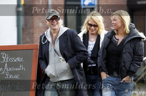 Amsterdam 15 februari 2011
Bridget Maasland met ouders op de cornelis schuytstraat.
Peter Smulders bv