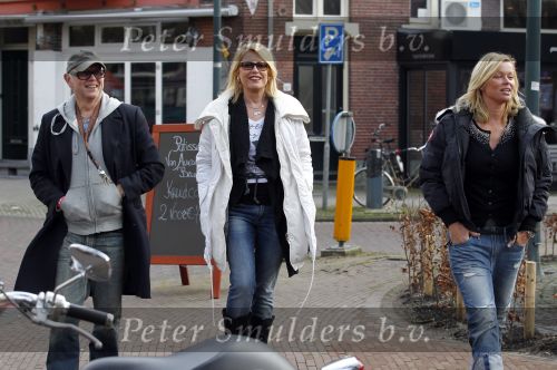 Amsterdam 15 februari 2011
Bridget Maasland met ouders op de cornelis schuytstraat.
Peter Smulders bv