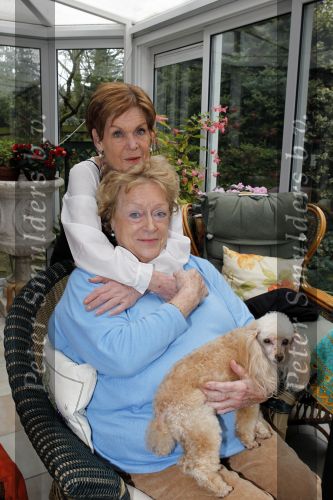Blaricum 1 februari 2011
Caroline Kaart in haar huis met haar hond en met stiefdochter en haar man.
Peter Smulders bv