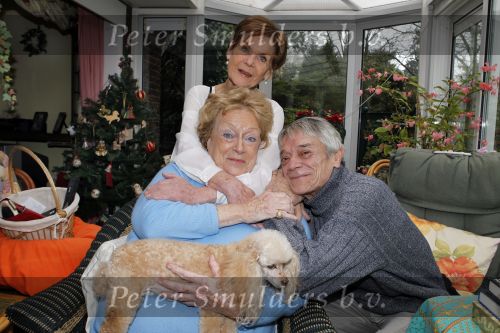 Blaricum 1 februari 2011
Caroline Kaart in haar huis met haar hond en met stiefdochter en haar man.
Peter Smulders bv