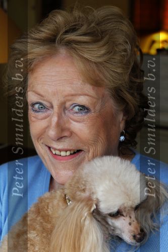 Blaricum 1 februari 2011
Caroline Kaart in haar huis met haar hond en met stiefdochter en haar man.
Peter Smulders bv