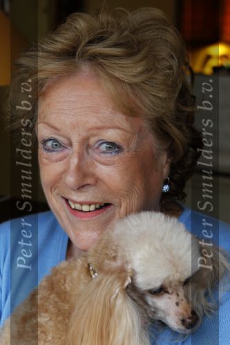 Blaricum 1 februari 2011
Caroline Kaart in haar huis met haar hond en met stiefdochter en haar man.
Peter Smulders bv