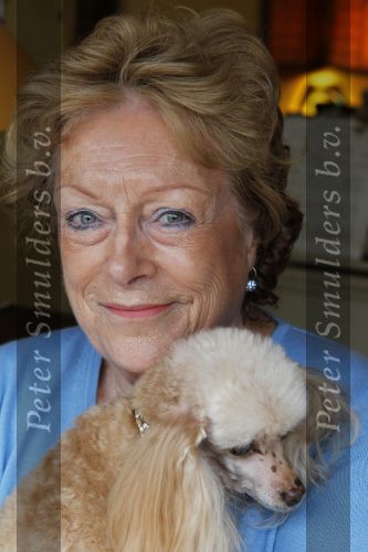 Blaricum 1 februari 2011
Caroline Kaart in haar huis met haar hond en met stiefdochter en haar man.
Peter Smulders bv