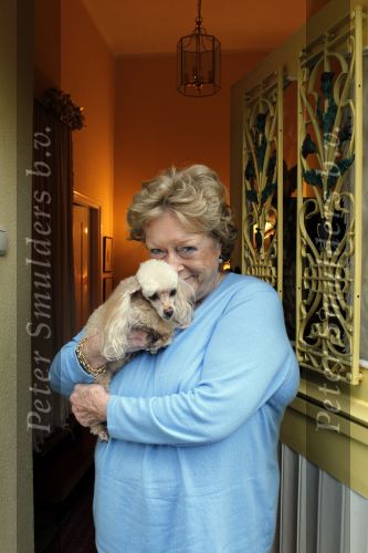 Blaricum 1 februari 2011
Caroline Kaart in haar huis met haar hond en met stiefdochter en haar man.
Peter Smulders bv