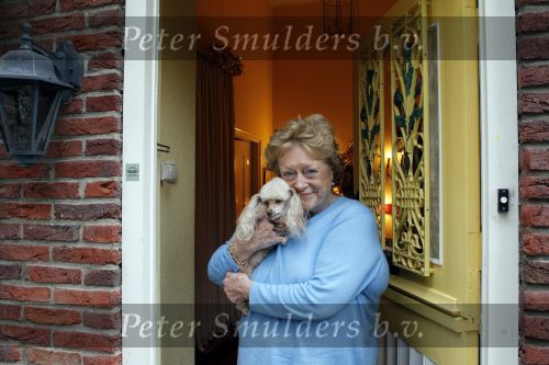 Blaricum 1 februari 2011
Caroline Kaart in haar huis met haar hond en met stiefdochter en haar man.
Peter Smulders bv