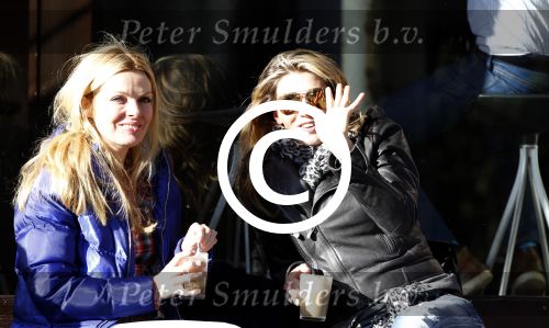Amsterdam 11 maart 2011
Danielle Overgaag en Simone v Trojen op terras.
Peter Smulders bv