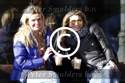 Amsterdam 11 maart 2011
Danielle Overgaag en Simone v Trojen op terras.
Peter Smulders bv