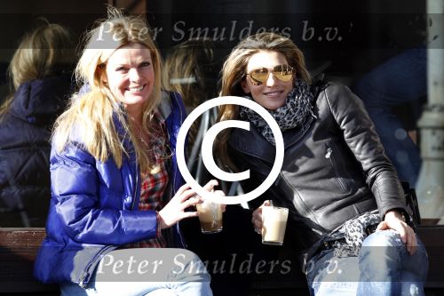 Amsterdam 11 maart 2011
Danielle Overgaag en Simone v Trojen op terras.
Peter Smulders bv