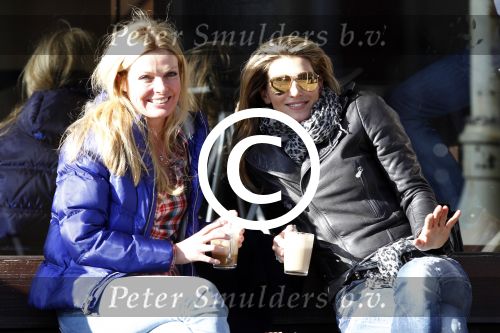 Amsterdam 11 maart 2011
Danielle Overgaag en Simone v Trojen op terras.
Peter Smulders bv