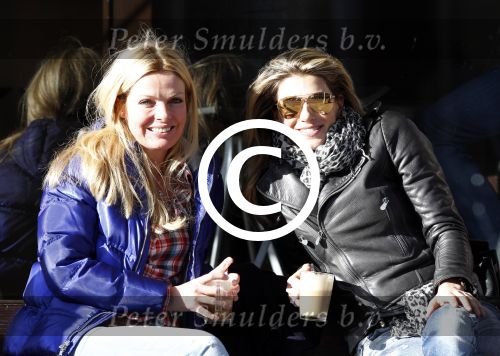 Amsterdam 11 maart 2011
Danielle Overgaag en Simone v Trojen op terras.
Peter Smulders bv