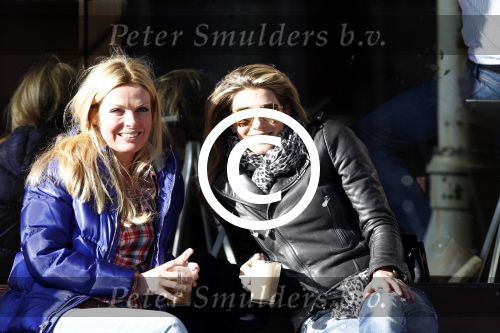Amsterdam 11 maart 2011
Danielle Overgaag en Simone v Trojen op terras.
Peter Smulders bv