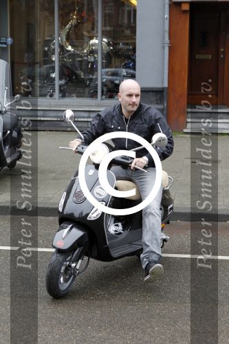 Amsterdam 25 februari 2011
Dean Saunders krijgt Vespa scooter met Buddha to Buddha spullen erop.
Peter Smulders bv