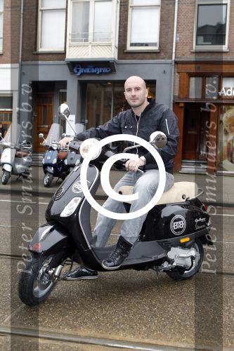 Amsterdam 25 februari 2011
Dean Saunders krijgt Vespa scooter met Buddha to Buddha spullen erop.
Peter Smulders bv