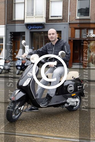 Amsterdam 25 februari 2011
Dean Saunders krijgt Vespa scooter met Buddha to Buddha spullen erop.
Peter Smulders bv