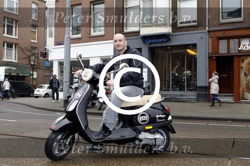 Amsterdam 25 februari 2011
Dean Saunders krijgt Vespa scooter met Buddha to Buddha spullen erop.
Peter Smulders bv