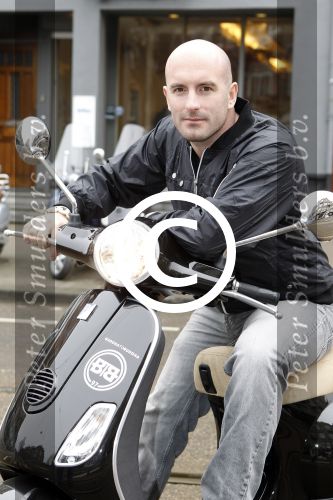 Amsterdam 25 februari 2011
Dean Saunders krijgt Vespa scooter met Buddha to Buddha spullen erop.
Peter Smulders bv