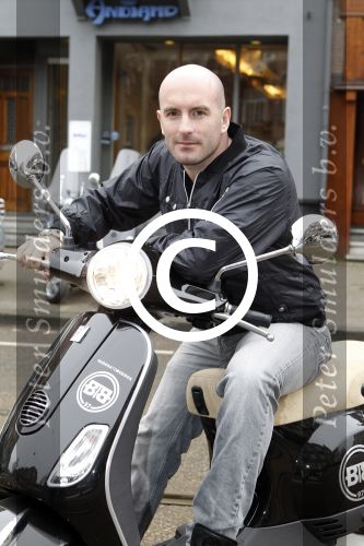 Amsterdam 25 februari 2011
Dean Saunders krijgt Vespa scooter met Buddha to Buddha spullen erop.
Peter Smulders bv