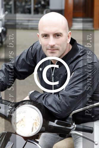 Amsterdam 25 februari 2011
Dean Saunders krijgt Vespa scooter met Buddha to Buddha spullen erop.
Peter Smulders bv