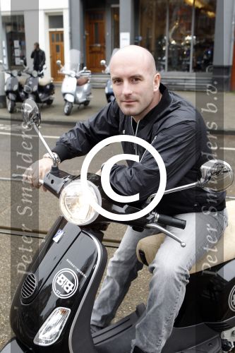 Amsterdam 25 februari 2011
Dean Saunders krijgt Vespa scooter met Buddha to Buddha spullen erop.
Peter Smulders bv