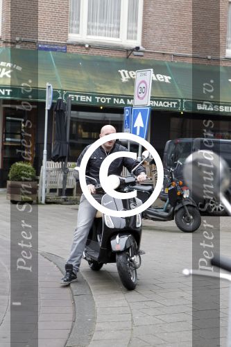 Amsterdam 25 februari 2011
Dean Saunders krijgt Vespa scooter met Buddha to Buddha spullen erop.
Peter Smulders bv