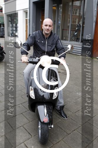 Amsterdam 25 februari 2011
Dean Saunders krijgt Vespa scooter met Buddha to Buddha spullen erop.
Peter Smulders bv