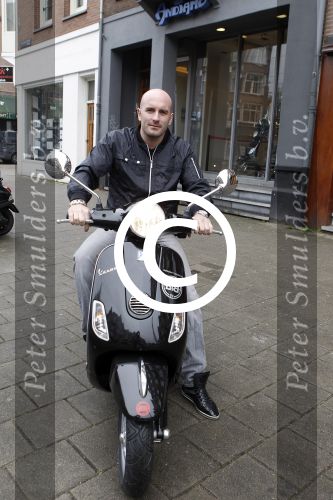 Amsterdam 25 februari 2011
Dean Saunders krijgt Vespa scooter met Buddha to Buddha spullen erop.
Peter Smulders bv
