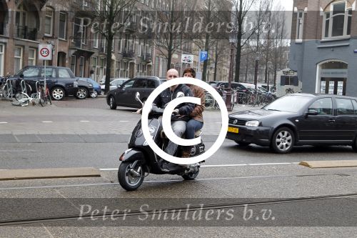 Amsterdam 25 februari 2011
Dean Saunders krijgt Vespa scooter met Buddha to Buddha spullen erop.
Peter Smulders bv