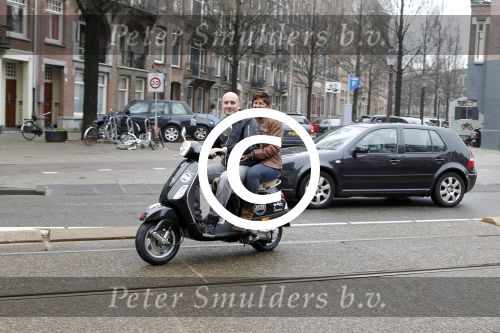 Amsterdam 25 februari 2011
Dean Saunders krijgt Vespa scooter met Buddha to Buddha spullen erop.
Peter Smulders bv