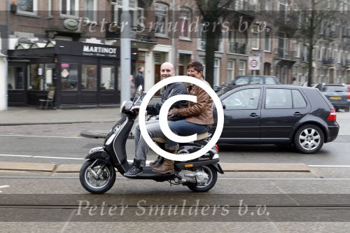 Amsterdam 25 februari 2011
Dean Saunders krijgt Vespa scooter met Buddha to Buddha spullen erop.
Peter Smulders bv