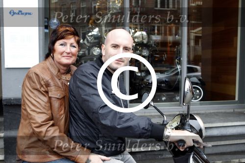 Amsterdam 25 februari 2011
Dean Saunders krijgt Vespa scooter met Buddha to Buddha spullen erop.
Peter Smulders bv