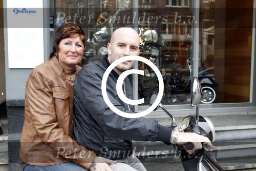 Amsterdam 25 februari 2011
Dean Saunders krijgt Vespa scooter met Buddha to Buddha spullen erop.
Peter Smulders bv