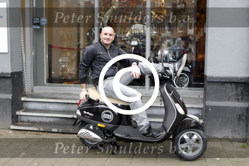 Amsterdam 25 februari 2011
Dean Saunders krijgt Vespa scooter met Buddha to Buddha spullen erop.
Peter Smulders bv