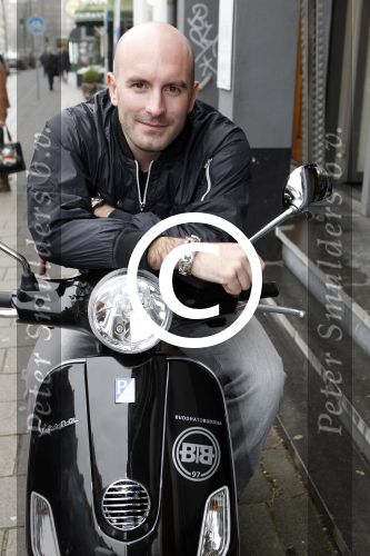 Amsterdam 25 februari 2011
Dean Saunders krijgt Vespa scooter met Buddha to Buddha spullen erop.
Peter Smulders bv