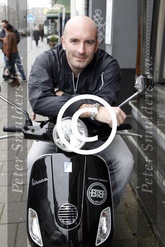 Amsterdam 25 februari 2011
Dean Saunders krijgt Vespa scooter met Buddha to Buddha spullen erop.
Peter Smulders bv