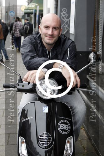 Amsterdam 25 februari 2011
Dean Saunders krijgt Vespa scooter met Buddha to Buddha spullen erop.
Peter Smulders bv
