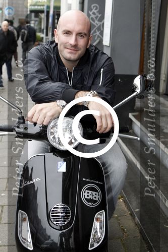 Amsterdam 25 februari 2011
Dean Saunders krijgt Vespa scooter met Buddha to Buddha spullen erop.
Peter Smulders bv