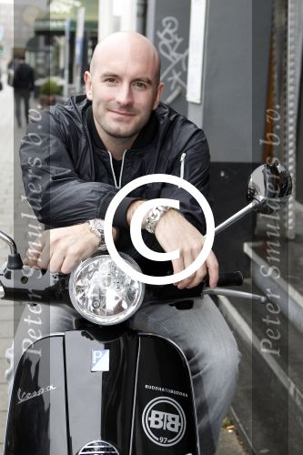 Amsterdam 25 februari 2011
Dean Saunders krijgt Vespa scooter met Buddha to Buddha spullen erop.
Peter Smulders bv