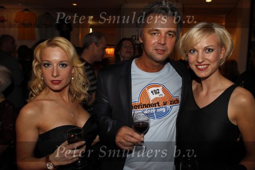 Rotterdam 14 februari 2011
Premiere herinnert U zich deze nog met Martin v Waardenberg Mylenen d Anjou Ruben Lursen Richard Groenendijk Thijs Steenkamp Annick Boer Joel de Tobe Pepijn v d Burgt en Daan v Putten in het oude Luxor. Elisah Braaksma (dochter Liesbeth List ) met vriend en zijn dochter
Peter Smulders bv