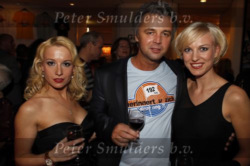 Rotterdam 14 februari 2011
Premiere herinnert U zich deze nog met Martin v Waardenberg Mylenen d Anjou Ruben Lursen Richard Groenendijk Thijs Steenkamp Annick Boer Joel de Tobe Pepijn v d Burgt en Daan v Putten in het oude Luxor. Elisah Braaksma (dochter Liesbeth List ) met vriend en zijn dochter
Peter Smulders bv