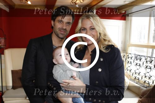 Amsterdam 28 februari 2011
Ellemieke Vermolen en Monique Mathijssen presenteren boekje over zwangerschapsmode. Sergio Herman en haar zoontje Jeremy zijn ook aanwezig
Peter Smulders bv