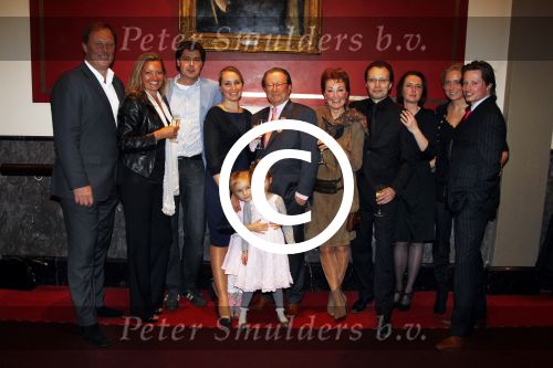 Amsterdam 3 maart 2011
Fons v Westerloo krijgt koninklijke onderscheiding uit handen van Burgemeester Eberhard v d Laan in het concertgebouw. Fons met vrouw kinderen en kleinkinderen
Peter Smulders