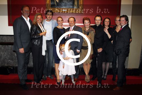 Amsterdam 3 maart 2011
Fons v Westerloo krijgt koninklijke onderscheiding uit handen van Burgemeester Eberhard v d Laan in het concertgebouw. Fons met vrouw kinderen en kleinkinderen
Peter Smulders