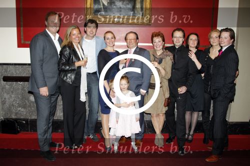 Amsterdam 3 maart 2011
Fons v Westerloo krijgt koninklijke onderscheiding uit handen van Burgemeester Eberhard v d Laan in het concertgebouw. Fons met vrouw kinderen en kleinkinderen
Peter Smulders